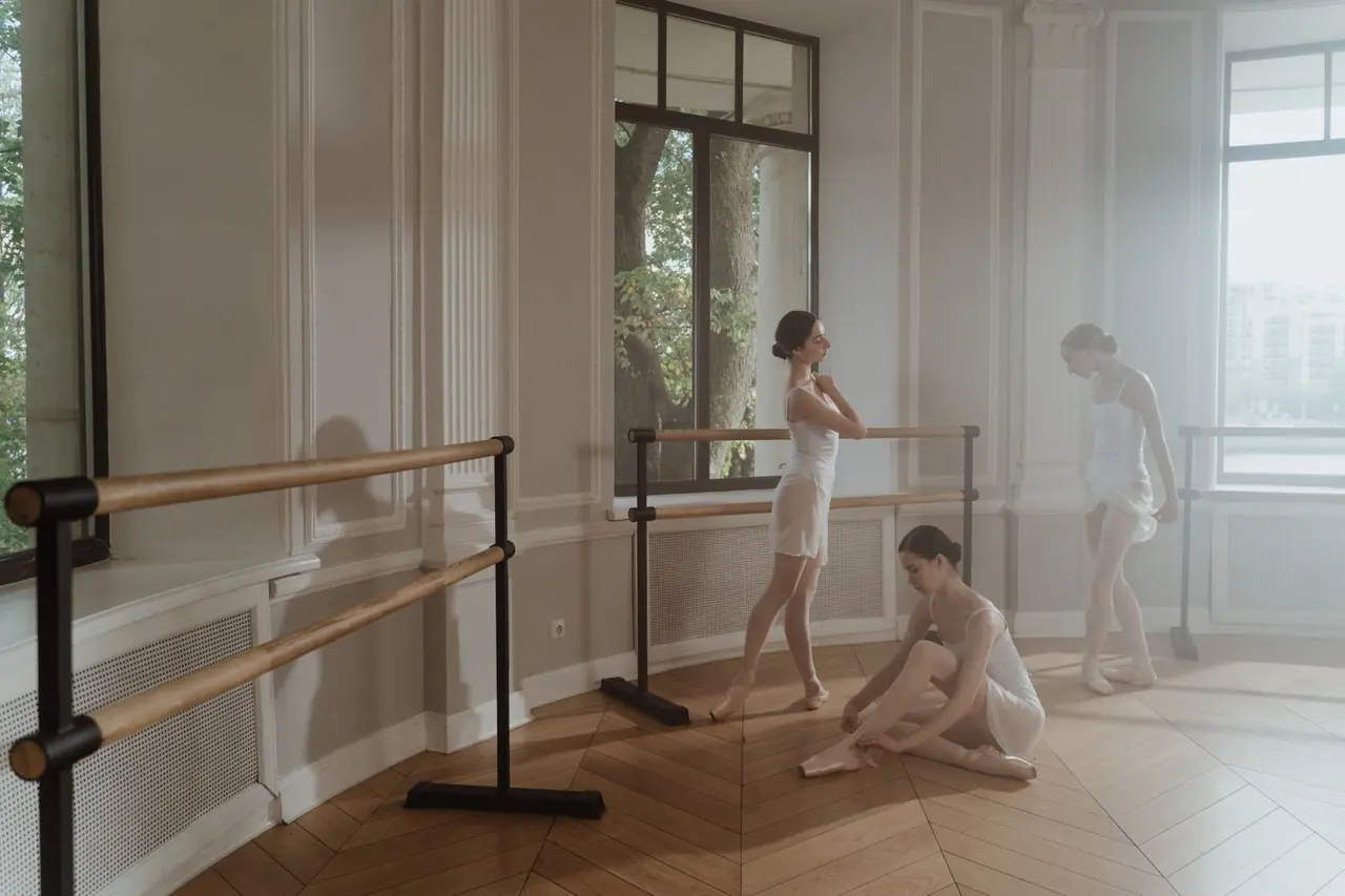 Dancers practicing posture and barre discipline in an airy Trois-Rivieres dance studio